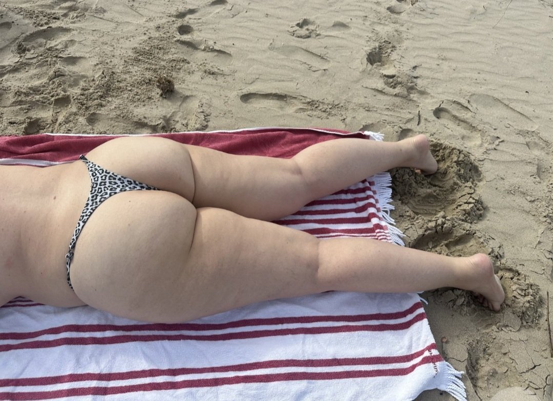Esposas na praia (fala verdade corninho, você ama ver sua esposa se exibindo de biquíni) #NTtHpHHQ