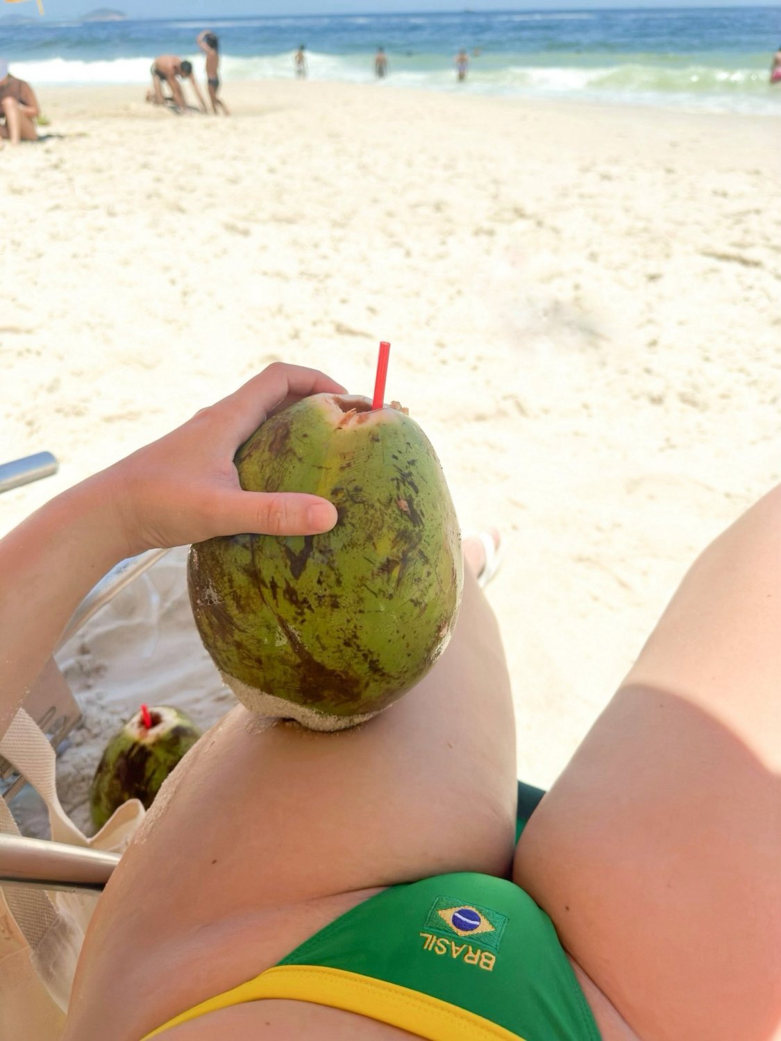 Esposas na praia (fala verdade corninho, você ama ver sua esposa se exibindo de biquíni) #gYphxq51