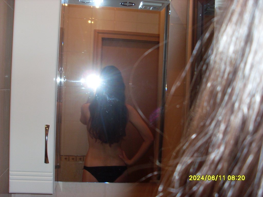 Dumb GF set her camera 5 years in the future for bathroom selfies #1nmKlOAt